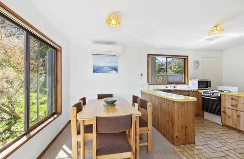 Moggs Creek House | Moggs View I Walk to Beach