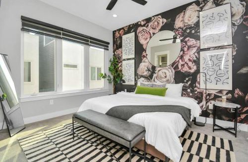 Astrodome House | Mohr Haus - Walk to NRG Stadium - Medical Center - Sleeps 8