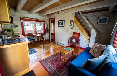 Grand Marais Cottage | Mökki: Dovetail Log Cabin in the Heart of Downtown