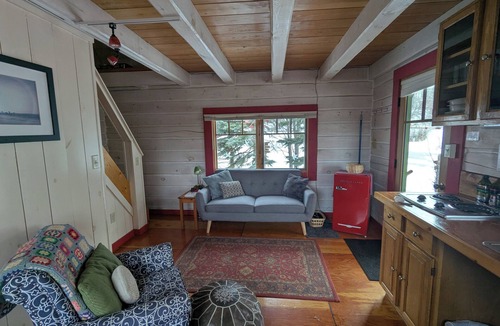 Grand Marais Cottage | Mökki: Dovetail Log Cabin in the Heart of Downtown