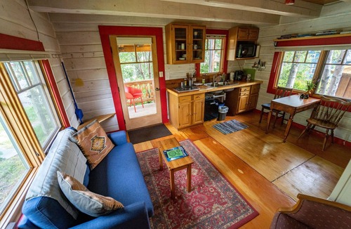 Grand Marais Cottage | Mökki: Dovetail Log Cabin in the Heart of Downtown