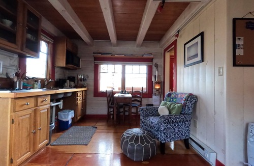 Grand Marais Cottage | Mökki: Dovetail Log Cabin in the Heart of Downtown