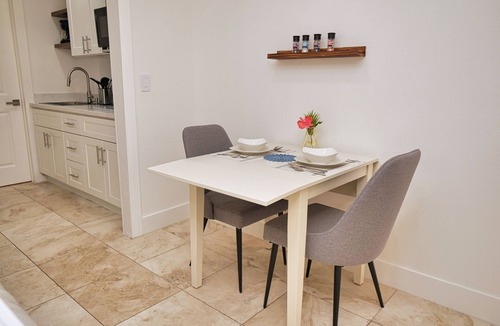 Cambrian House | Molivu Homes Studio | PetFriendly | King Bed | W/D