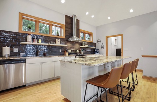 Berkeley Springs House | 🌷MOM MAY Stays🌷WOW THE VIEW🥇Premier HOST🌲Luxurious Lodge🏔️Hot Tub under the stars