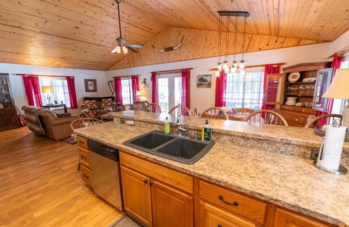 Cambridge Springs House | Mom & Pop's: Waterfront,Nature,Togetherness