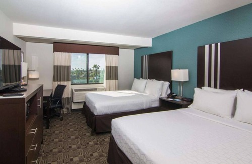 Carlsbad Hotel | Moments from the Beach | Free Breakfast & Pool