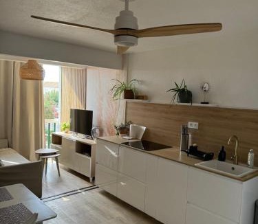 Frontignan Apartment | Mon Appart à la Plage, Piscine, Wifi, TV