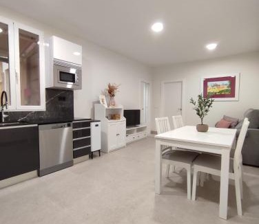 Logrono City Centre Apartment | MON ART - Piso turístico en el centro de Logroño - ESTACIÓN DE TREN LOGROÑO