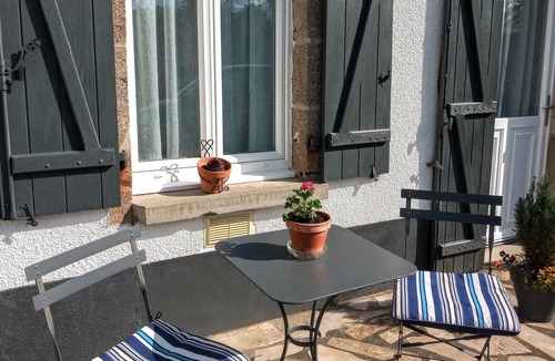 Mailhac-sur-Benaize Cottage | Mondon Holiday Cottage with a Lake View