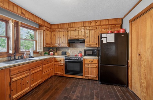 High Point House | Moneta Memories — Hot Tub & Fire Pit