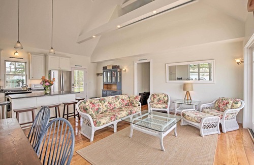 Branford Cottage | Money Island Home w/Deck, Kayak & Paddleboards!