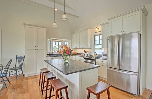 Branford Cottage | Money Island Home w/Deck, Kayak & Paddleboards!