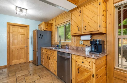 Afton House | Monkey Island Lodge - 4B/2BA Log Cabin - Lake View