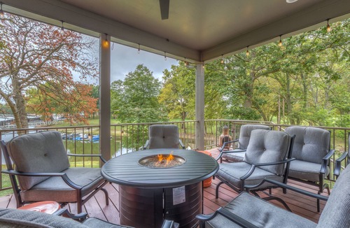 Afton House | #MonkeyIslandHideaway - Stylish lake front home on Grand Lake, OK!