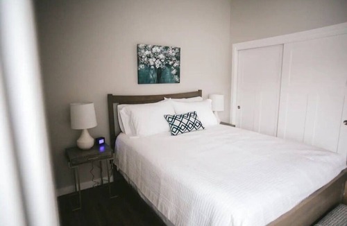 Bridgman Hostel | Monogram Inn- Dune Grass (Room #14)