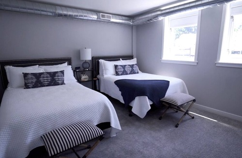 Bridgman Hostel | Monogram Luxury Condo - Sunset (Suite #2)