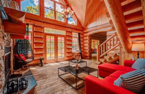 Fiddler Lake Resort Ski Chalet | Monopoly Private Hot Tub Sauna Indoor & outdoor pool