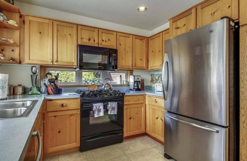 Downtown Cannon Beach House | Monroe House - Steps to the Beach!