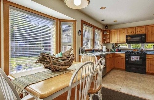 Downtown Cannon Beach House | Monroe House - Steps to the Beach!