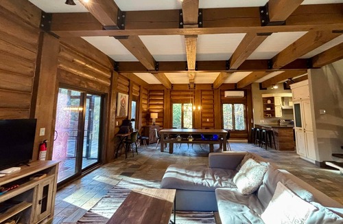 Saint-Faustin-Lac-Carre Ski Chalet | Mont Blanc ~ Le Grizzly ~ Cozy Log Cabin with Games Room