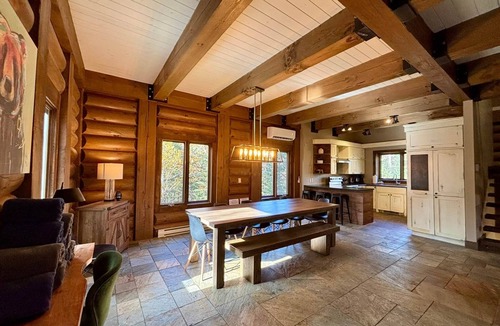 Saint-Faustin-Lac-Carre Ski Chalet | Mont Blanc ~ Le Grizzly ~ Cozy Log Cabin with Games Room