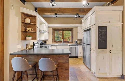 Saint-Faustin-Lac-Carre Ski Chalet | Mont Blanc ~ Le Grizzly ~ Cozy Log Cabin with Games Room