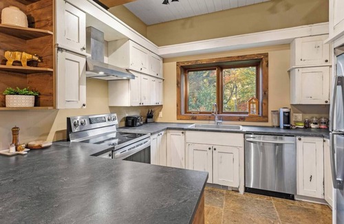 Saint-Faustin-Lac-Carre Ski Chalet | Mont Blanc ~ Le Grizzly ~ Cozy Log Cabin with Games Room