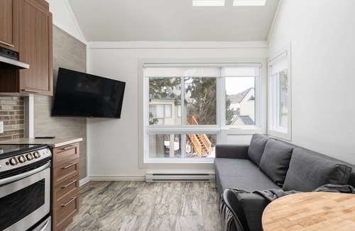 Mont-Tremblant Pedestrian Village Apartment | Mont Tremblant ~ La Cachette ~ Walk to the Hill & Village