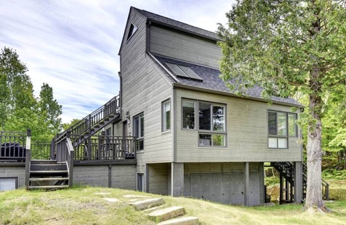 Mont-Tremblant Pedestrian Village Apartment | Mont Tremblant ~ La Cachette ~ Walk to the Hill & Village