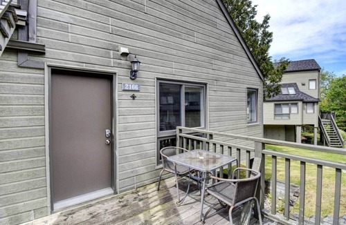 Mont-Tremblant Pedestrian Village Apartment | Mont Tremblant ~ La Cachette ~ Walk to the Hill & Village