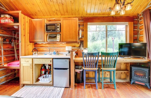 Cooke City-Silver Gate Apartment | Montana Mountain Getaway - 1 Mi to Yellowstone!