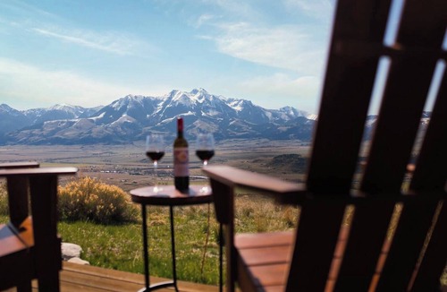 Emigrant Hotel | Montana Views Worth the Trip Hot Tub 25 Acres