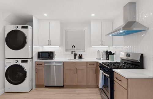 Montclair Apartment | Montclair 2BD/1BA Parking, Laundry, Workspace