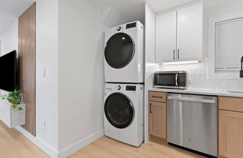Montclair Apartment | Montclair 2BD/1BA Parking, Laundry, Workspace