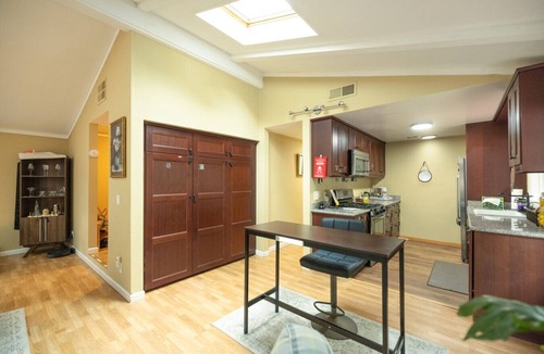 Montclair House | Montclair Escape w/Deck & Cozy Comforts