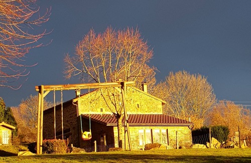 Condat-les-Montboissier House | Montcoudoux group gîte with sound system.