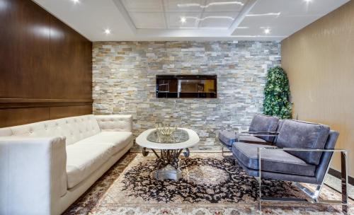 Gateway Hotel | Monte Carlo Inn Airport Suites
