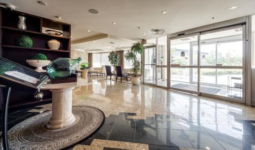 Gateway Hotel | Monte Carlo Inn Airport Suites