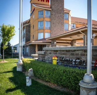 Barrie Hotel | Monte Carlo Inn Barrie - Newly Renovated