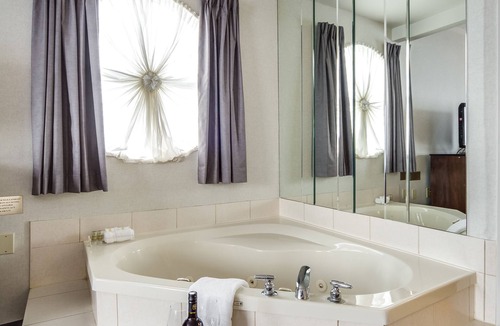 Oakville Hotel | Monte Carlo Inn Oakville Suites