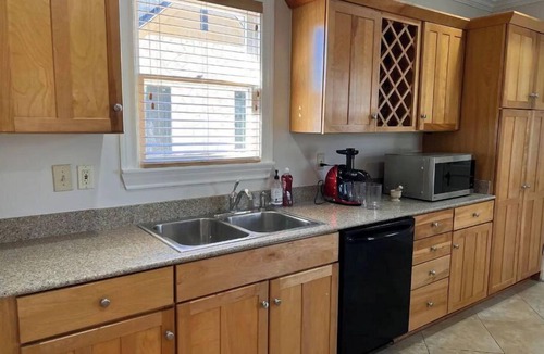Monte Vista Apartment | Monte Vista Apt. A. 3 blks to UIW/Trinity & Zoo