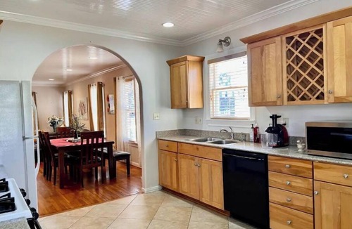 Monte Vista Apartment | Monte Vista Apt. A. 3 blks to UIW/Trinity & Zoo