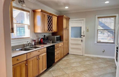 Monte Vista Apartment | Monte Vista Apt. A. 3 blks to UIW/Trinity & Zoo