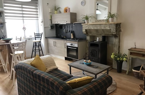 Montemboeuf House | Montemboeuf - Cottage - Sleeps 2 - Parking