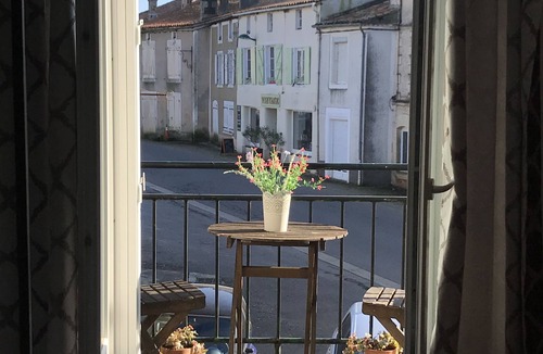 Montemboeuf House | Montemboeuf - Cottage - Sleeps 2 - Parking