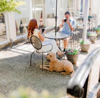 Versailles Bed & Breakfast | Montgomery Inn BnB