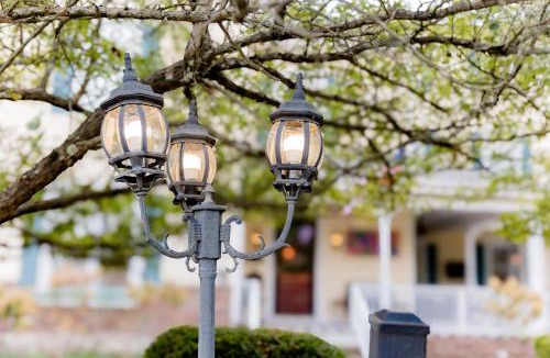 Versailles Bed & Breakfast | Montgomery Inn BnB
