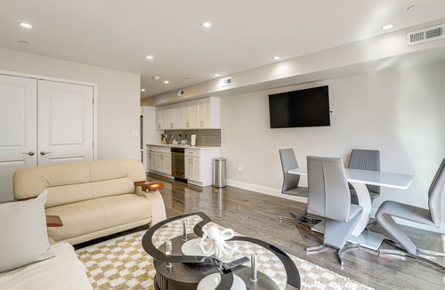 Point Breeze Condo | Month-Long Philly Base 3 Mi to Lincoln Financial!
