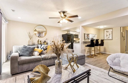 Northwest Apartment | Monthly Central Condo, 10 min to Beach
