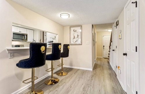 Northwest Apartment | Monthly Central Condo, 10 min to Beach